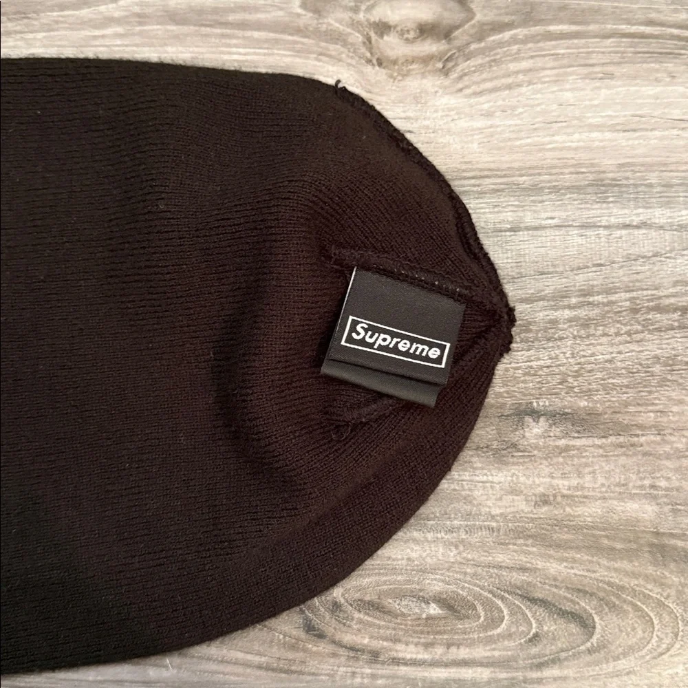 Supreme x New Era S Logo Beanie - Picture 3 of 3